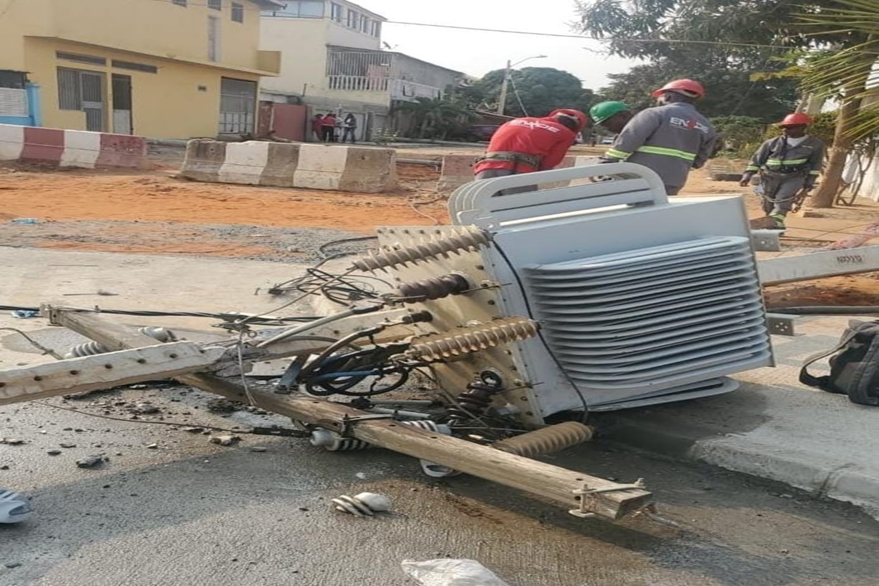 ‎NOTA INFORMATIVA: DERRUBE DE PT, POSTES DE MÉDIA E BAIXA TENSÃO DEIXA RUAS SEM ENERGIA ELÉCTRICA